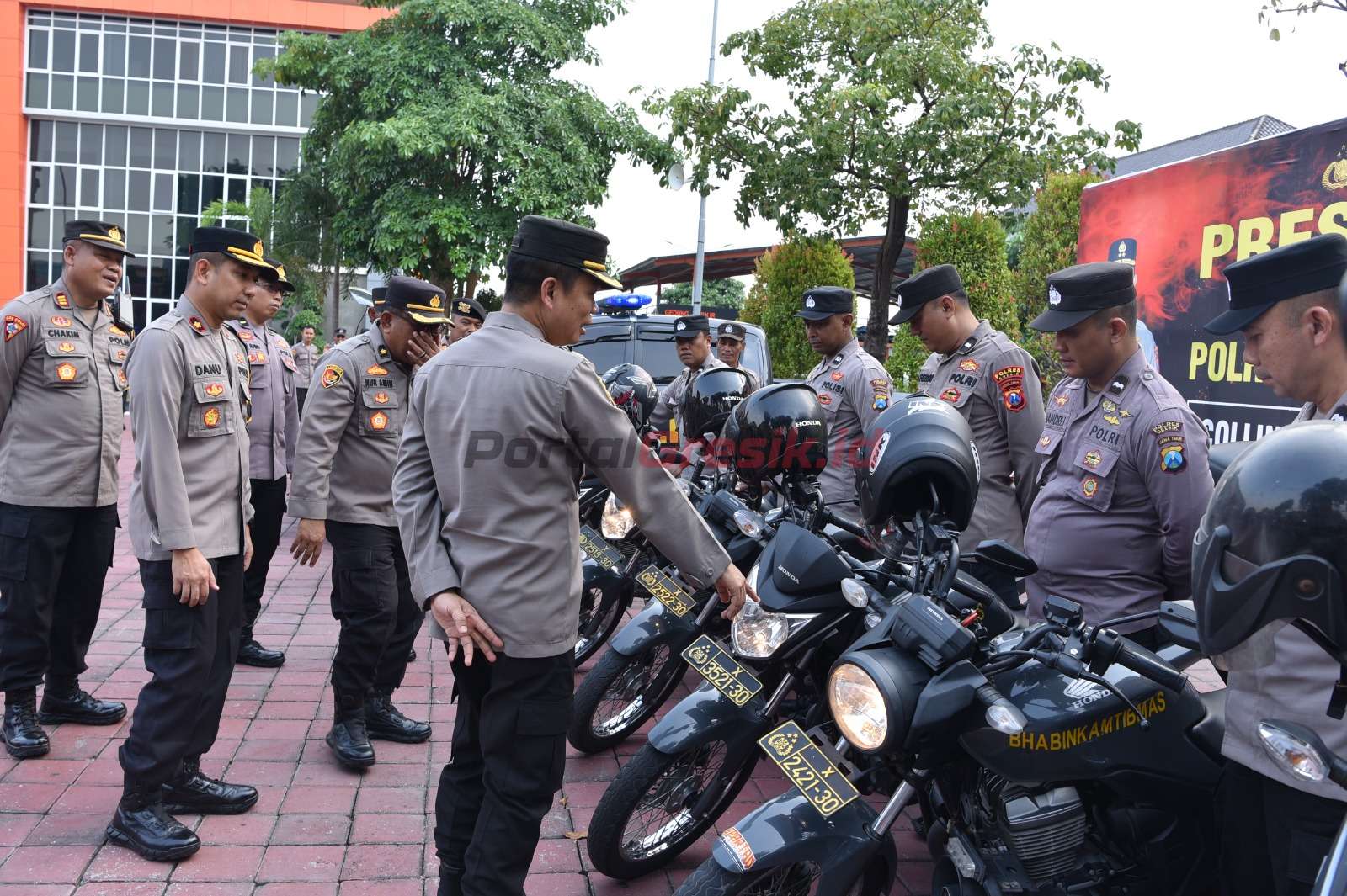 Polda Jatim melaksanakan pengecekan mendalam terhadap kondisi dan kelengkapan kendaraan dinas serta alat material khusus (almatsus) di halaman Lapangan Apel Polres Gresik, Jumat (25/10/2024)
