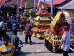 Warga Tambakrejo Guyup Rukun Ikuti Rangkaian Sedekah Bumi dan Arak Tumpeng
