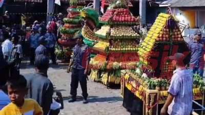 warga Dusun Gumining, Desa Tambakrejo, Kecamatan Duduksampeyan, Kabupaten Gresik menggelar sedekah bumi dengan berbagai kegiatan.