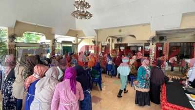 aksi membuat kue bagi pegiat Usaha Mikro Kecil dan Menengah (UMKM) yang ada di desa Randuagung, Kecamatan Kebomas, Kabupaten Gresik, Kamis, (24/10/2024).