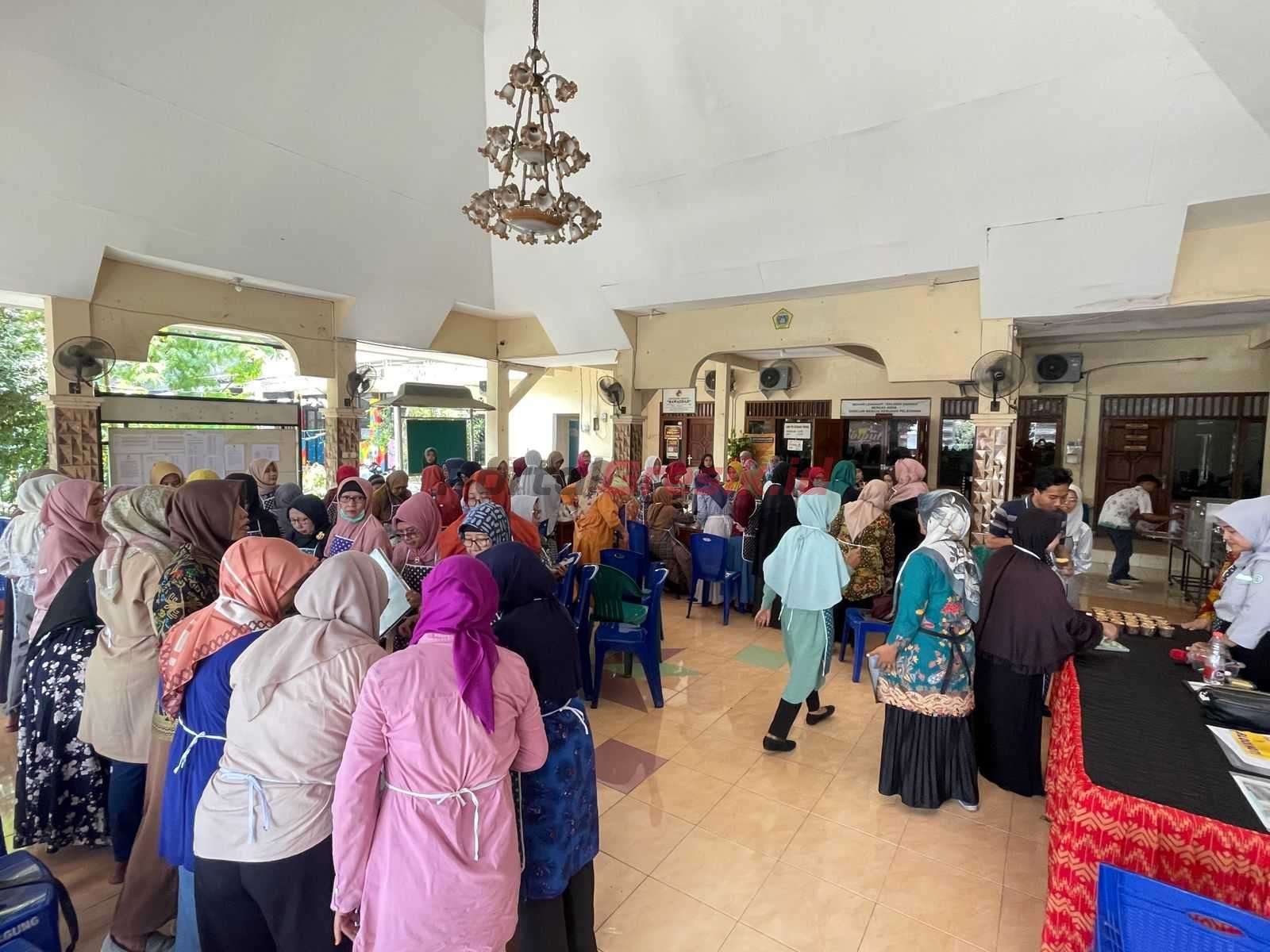 aksi membuat kue bagi pegiat Usaha Mikro Kecil dan Menengah (UMKM) yang ada di desa Randuagung, Kecamatan Kebomas, Kabupaten Gresik, Kamis, (24/10/2024).