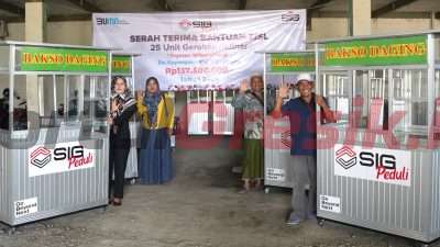 Penerima bantuan Gerobak Kuliner SIG pada acara Serah Terima Bantuan di Desa Rejosari, Kecamatan Deket, Kabupaten Lamongan, Jawa Timur, pada Jumat (18/10/2024).