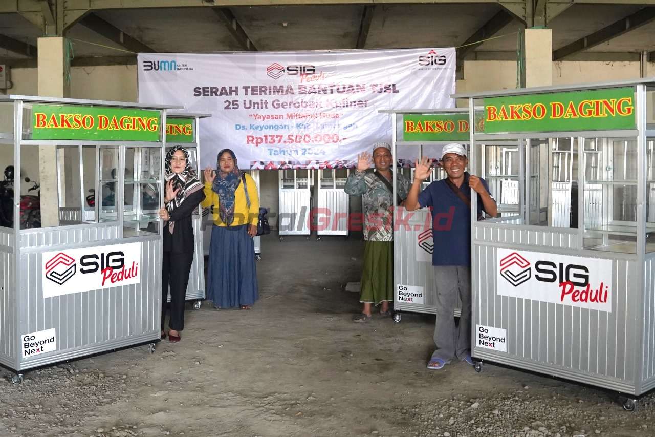 Penerima bantuan Gerobak Kuliner SIG pada acara Serah Terima Bantuan di Desa Rejosari, Kecamatan Deket, Kabupaten Lamongan, Jawa Timur, pada Jumat (18/10/2024).