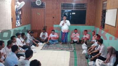 Gresik - Cabup nomor urut 01 Gus Yani menyapa para relawannya yang melakukan deklarasi di posko pemenangan Kelurahan Kawisanyar, Kecamatan Kebomas, Kabupaten Gresik, Sabtu sore (26/12/2024).