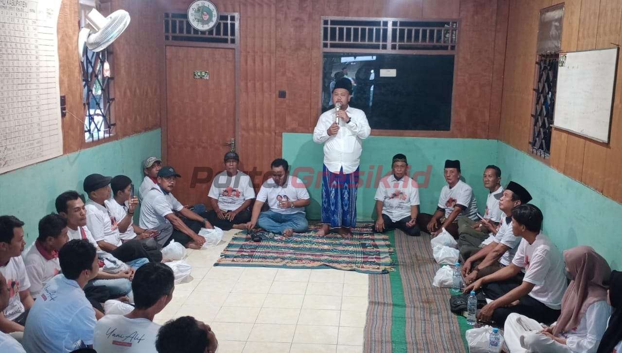 Gresik - Cabup nomor urut 01 Gus Yani menyapa para relawannya yang melakukan deklarasi di posko pemenangan Kelurahan Kawisanyar, Kecamatan Kebomas, Kabupaten Gresik, Sabtu sore (26/12/2024).