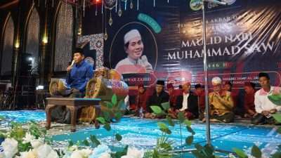 KH Anwar Zahid. Gelaran Pengajian Akbar ini dihelat di halaman Masjid Jami' Al Jami' Sungonlegowo, Rabu (23/10/2024)
