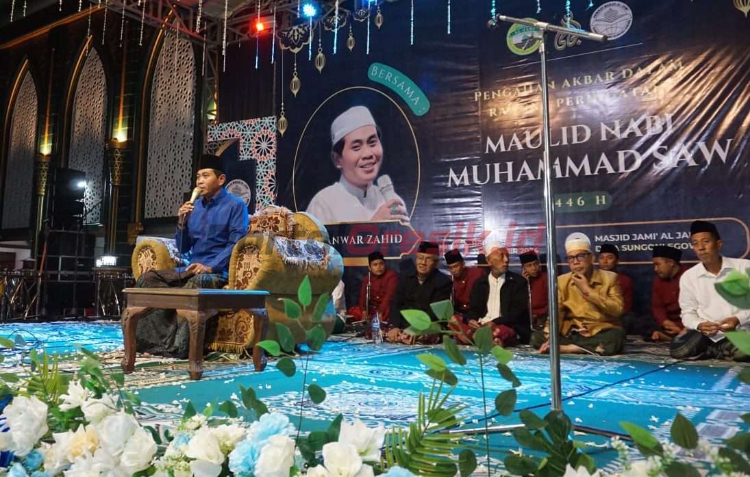 KH Anwar Zahid. Gelaran Pengajian Akbar ini dihelat di halaman Masjid Jami' Al Jami' Sungonlegowo, Rabu (23/10/2024)