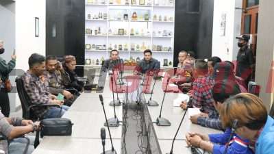 Ketua DPRD Gresik Syahrul Munir dan Ketua Komisi 4 DPRD Gresik Muhammad Zaifuddin saat menemui massa aksi demo meminta DPRD untuk memanggil PT Freeport Indonesia (PTFI) dan pengelola Kawasan Ekonomi Khusus (KEK) Java Integrated Industrial and Port Estate (JIIPE), Kamis (24/10/2024).