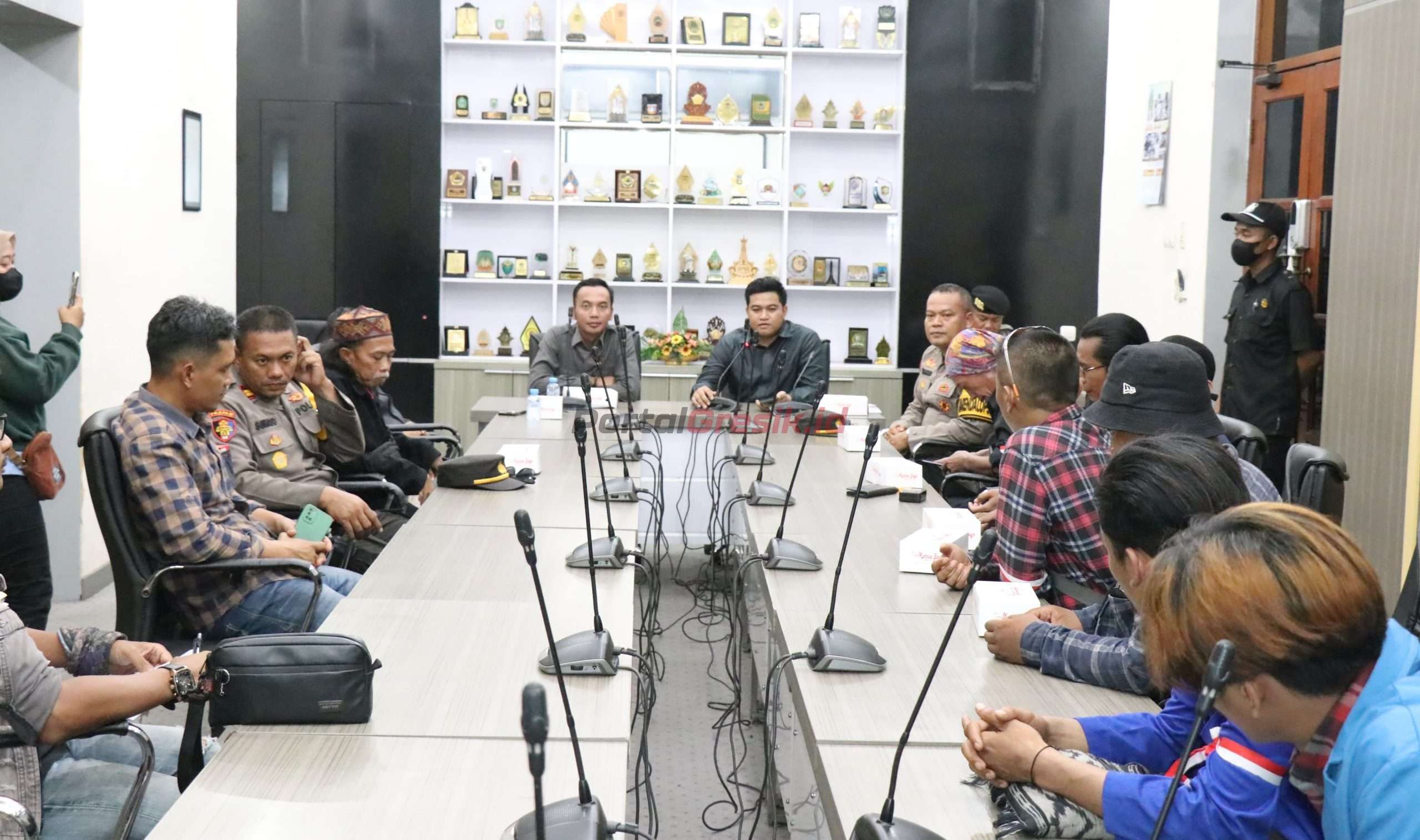 Ketua DPRD Gresik Syahrul Munir dan Ketua Komisi 4 DPRD Gresik Muhammad Zaifuddin saat menemui massa aksi demo meminta DPRD untuk memanggil PT Freeport Indonesia (PTFI) dan pengelola Kawasan Ekonomi Khusus (KEK) Java Integrated Industrial and Port Estate (JIIPE), Kamis (24/10/2024).