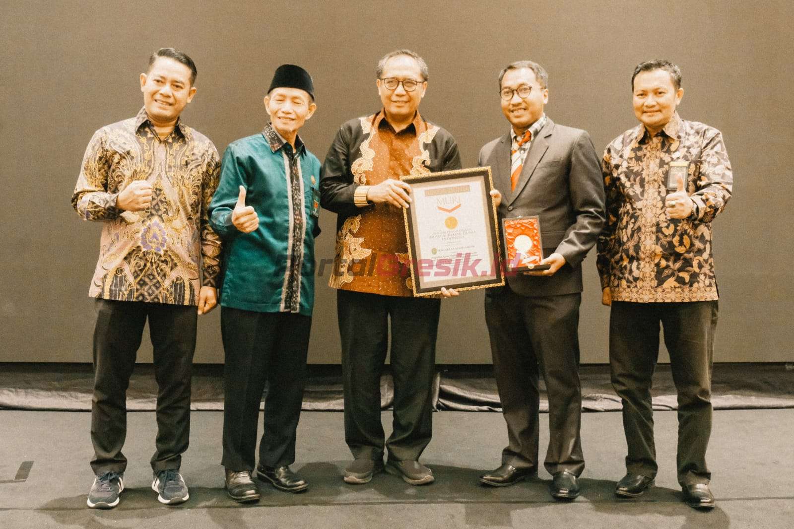 Pemerintah Kabupaten (Pemkab) Gresik menerima penghargaan dari Mahkamah Agung RI, hari Senin (28/10)