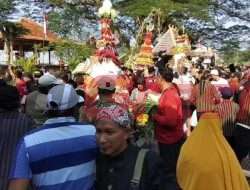 Keseruan Sedekah Bumi Desa Dapet Balongpanggang, Gresik, Ratusan Warga Berebut Gunungan Hasil Bumi