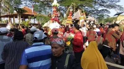 Keseruan Sedekah Bumi Desa Dapet Balongpanggang, Gresik, Ratusan Warga Berebut Gunungan Hasil Bumi
