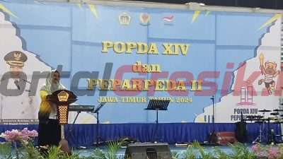 Plt Bupati Gresik Aminatun Habibah saat menghadiri pelepasan ratusan atlet yang akan berlaga di Pekan Olahraga Pelajar Daerah (Popda)ke-14 dan Pekan Paralimpik Pelajar Daerah (PEPARPEDA) ke-2 Jawa Timur tahun 2024 di Wahana Ekspresi Poesponegoro (WEP) Rabu (30/10/2024).