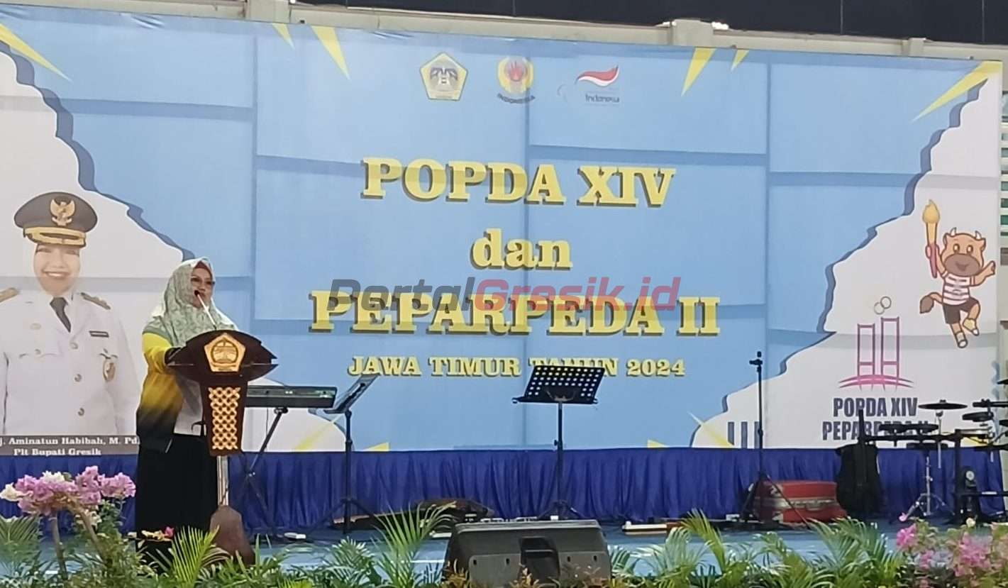 Plt Bupati Gresik Aminatun Habibah saat menghadiri pelepasan ratusan atlet yang akan berlaga di Pekan Olahraga Pelajar Daerah (Popda)ke-14 dan Pekan Paralimpik Pelajar Daerah (PEPARPEDA) ke-2 Jawa Timur tahun 2024 di Wahana Ekspresi Poesponegoro (WEP) Rabu (30/10/2024).