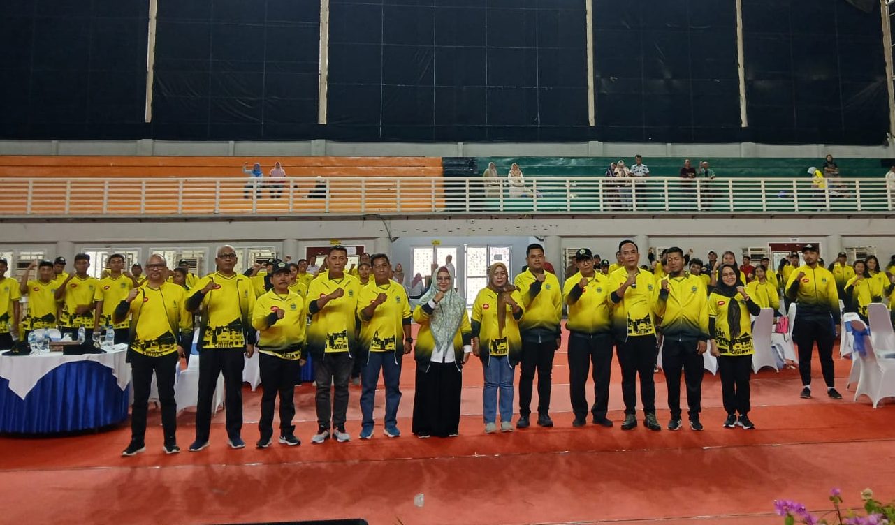 Plt Bupati Gresik Aminatun Habibah saat menghadiri pelepasan ratusan atlet yang akan berlaga di Pekan Olahraga Pelajar Daerah (Popda)ke-14 dan Pekan Paralimpik Pelajar Daerah (PEPARPEDA) ke-2 Jawa Timur tahun 2024 di Wahana Ekspresi Poesponegoro (WEP) Rabu (30/10/2024).