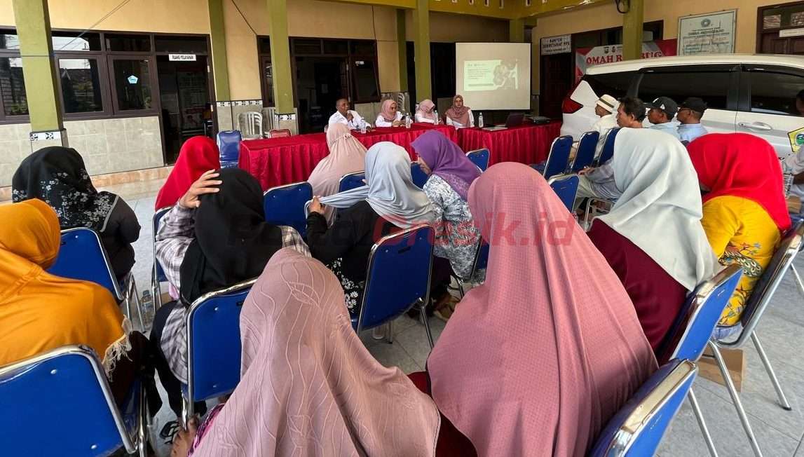 Pelatihan dan edukasi gizi serta pengobatan gratis di Balai Desa Sidorejo, Kecamatan Bungah, Gresik.