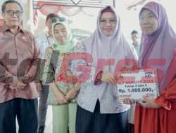 Dukung Kesejahteraan Warga, 323 Penerima Manfaat di Bawean Terima BLT dari Pemkab Gresik