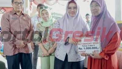 Plt Bupati Gresik, Aminatun Habibah secara simbolis menyerahkan Bantuan Langsung Tunai (BLT)
