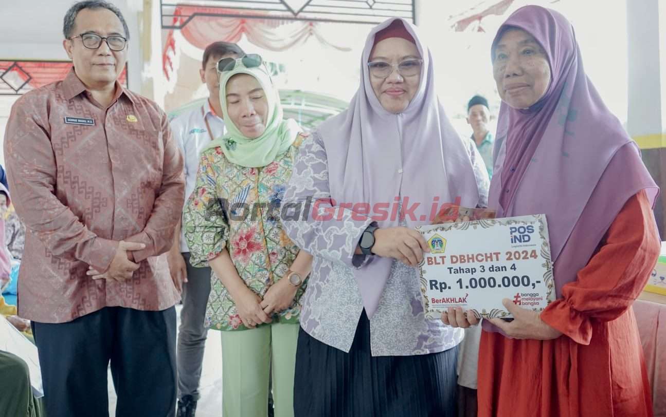 Plt Bupati Gresik, Aminatun Habibah secara simbolis menyerahkan Bantuan Langsung Tunai (BLT)