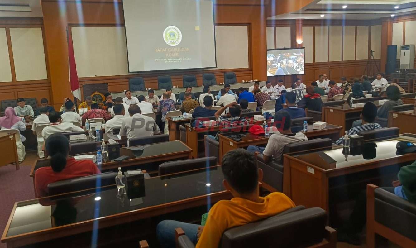 Suasana hering antara DPRD Gresik, PTFI bersama warga ring satu di ruang rapat paripurna DPRD Gresik, Rabu (30/10/2024)