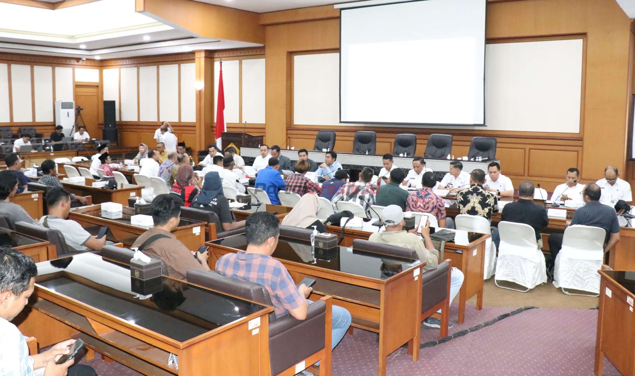 Suasana hering antara DPRD Gresik, PTFI bersama warga ring satu di ruang rapat paripurna DPRD Gresik, Rabu (30/10/2024)