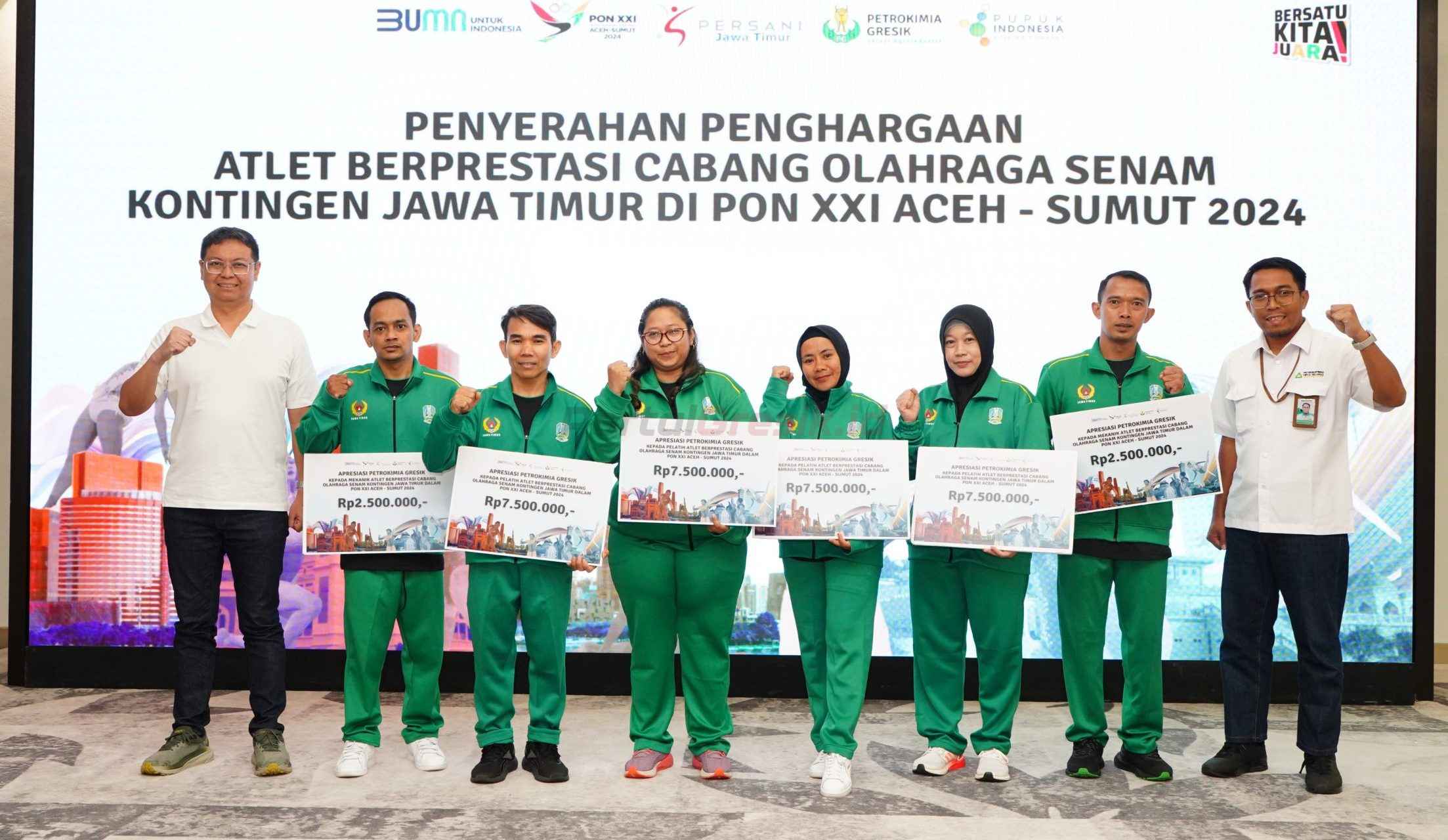 DKU PG, Robby Setiabudi Madjid (paling kiri) didampingi Ketua Harian Pengurus Provinsi Persani Jatim, Boy Cahyo Prihanto memberikan apresiasi secara simbolis untuk atlet senam Jatim yang berprestasi dan official di ajang PON XXI Aceh di Gresik