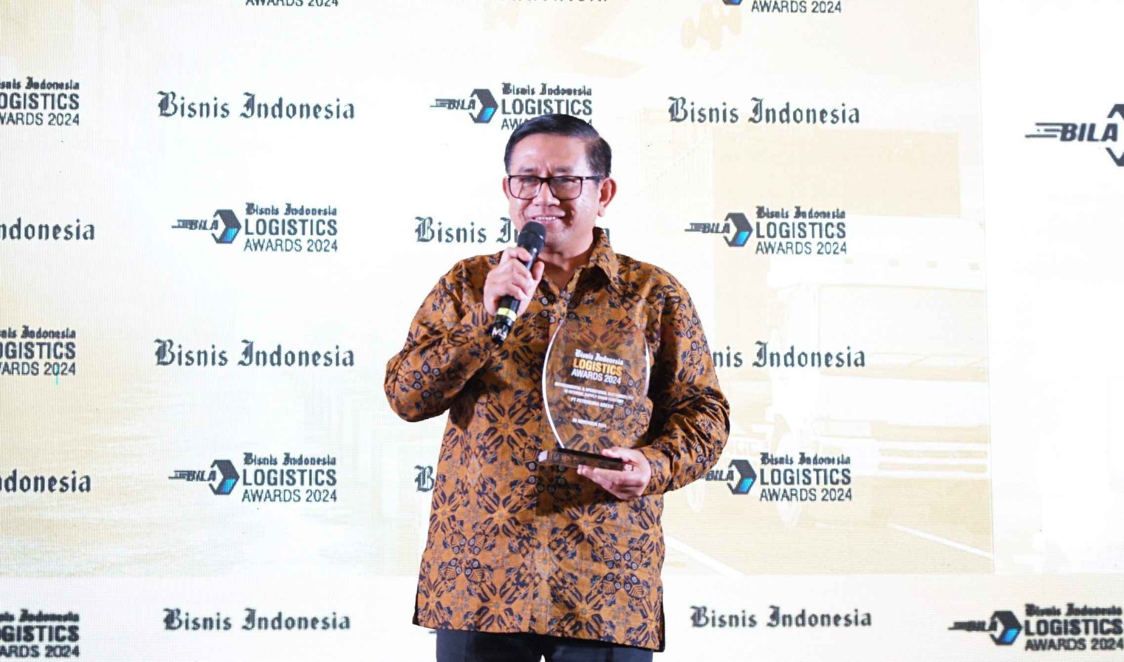Dirut PG, Dwi Satriyo Annurogo usai menerima penghargaan “Environmental & Operational Sustainability In Internal Supply Chain Company” dalam ajang Bisnis Indonesia Logistics Awards (BILA) di Jakarta.JPEG