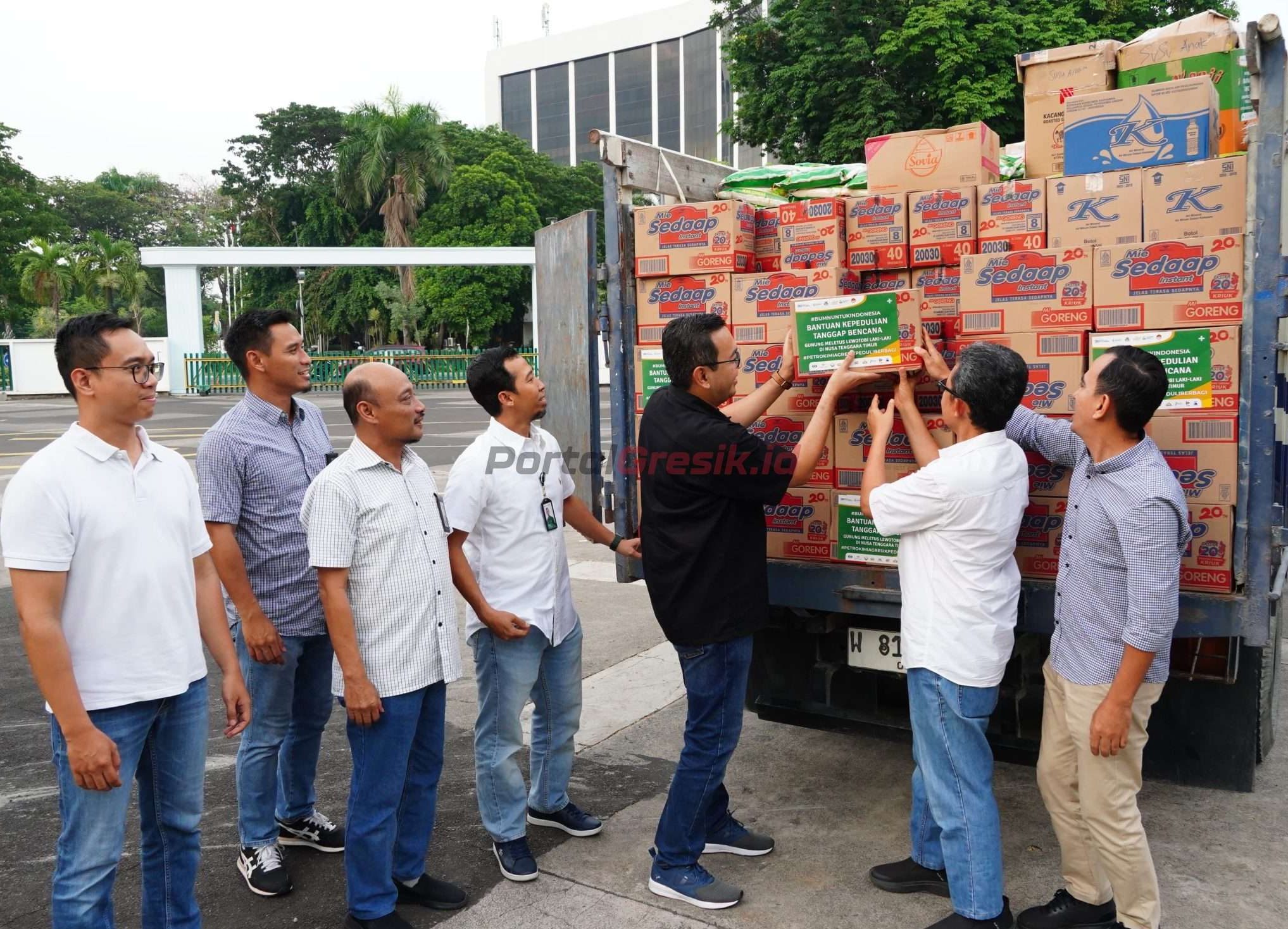 PG sekaligus Koordinator Satgas Bencana Nasional BUMN Wilayah Jatim memberangkatkan bantuan untuk korban erupsi Gunung Lewotobi Laki-laki di Kab. Flores Timur, NTT (2)