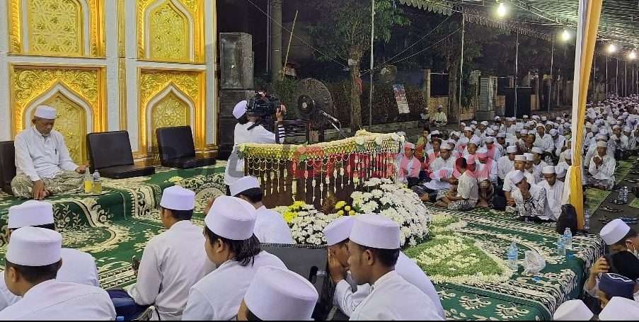 Ribuan suporter Gresik United saat mengikuti majelis dzikir peringati Hut Ultras Gresik ke-25