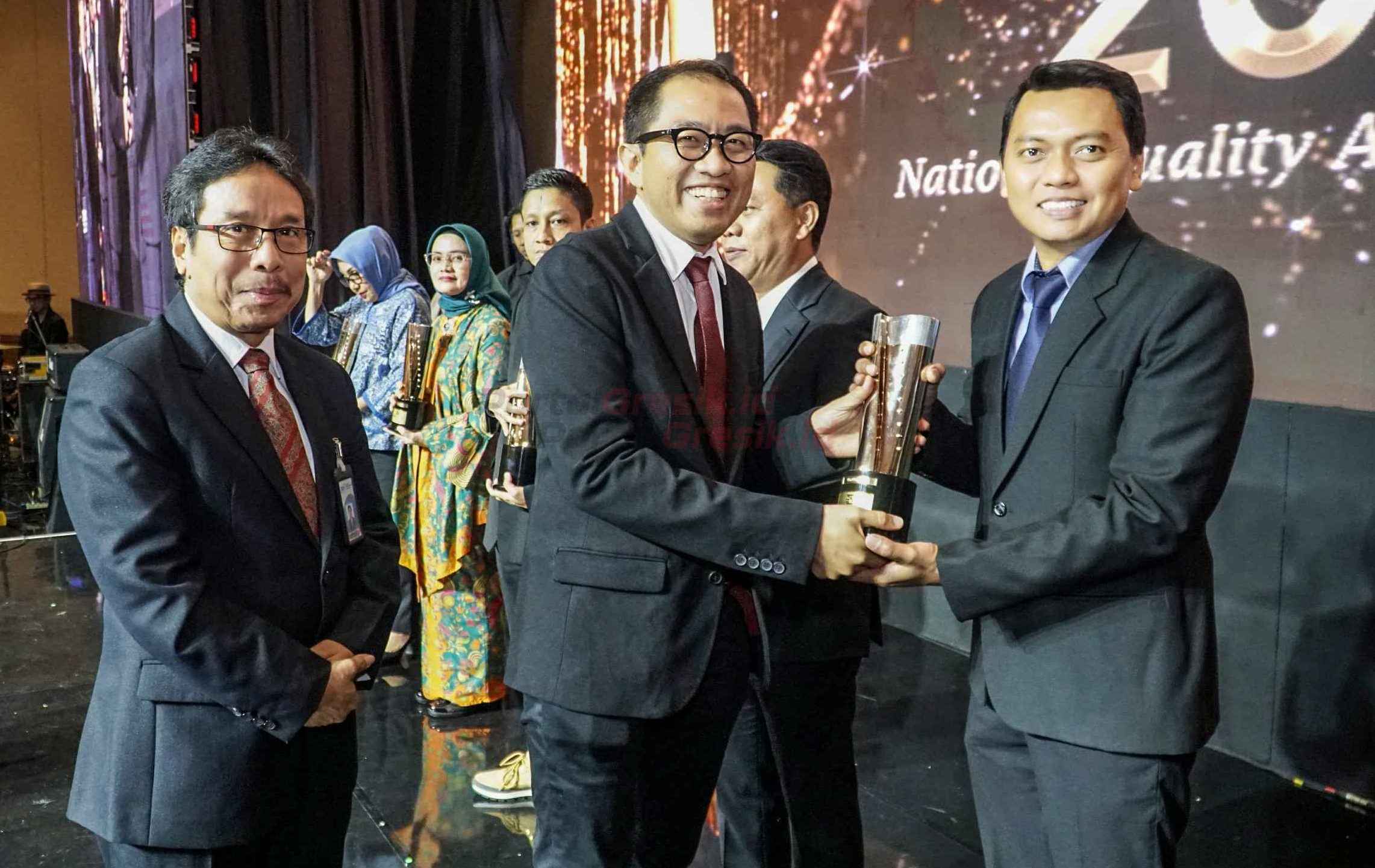SVP Teknologi PG, Bambang Ariwibowo (paling kanan) saat menerima penghargaan Platinum pada ajang SNI Award 2024 di Jakarta