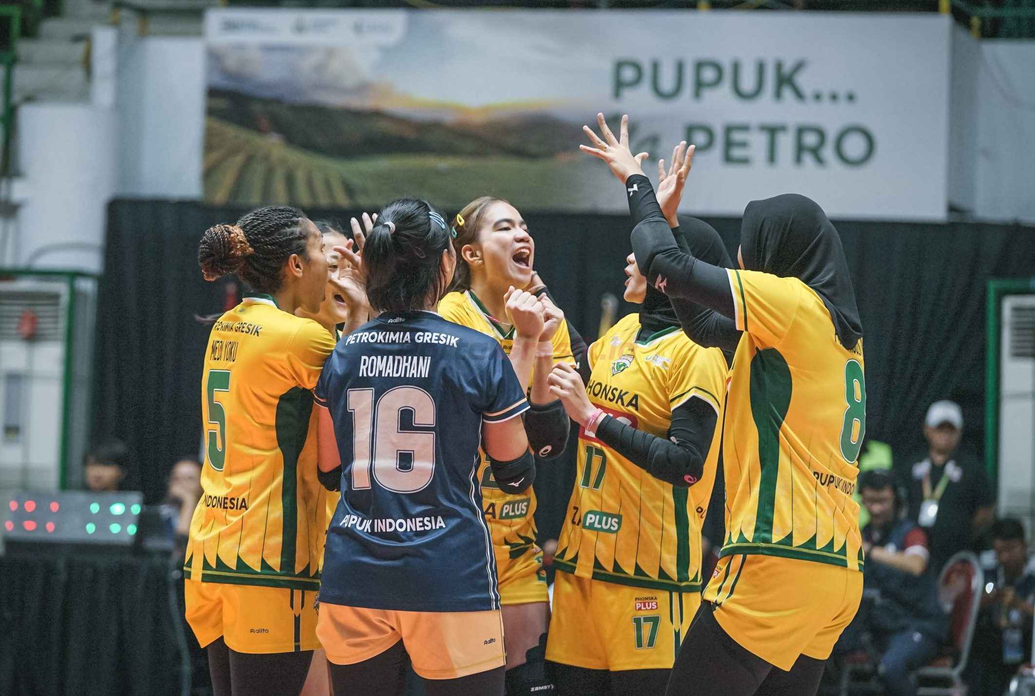 Tim Bola Voli Putri Petrokimia Gresik Pupuk Indonesia saat berlaga pada Grand Final Livoli Divisi Utama 2024 di GOR Tri Dharma Petrokimia Gresik