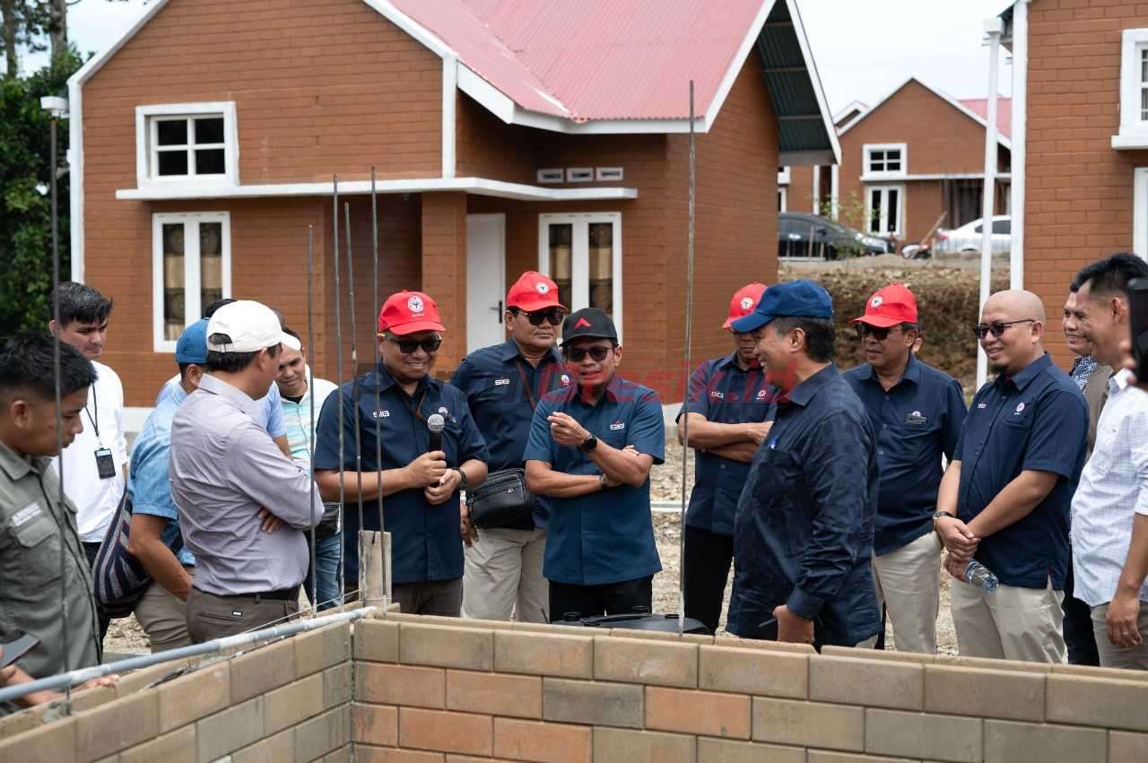 Manajemen SIG dan BTN meninjau langsung rumah yang dibangun dengan Precise Interlock Brick di Sulthan Residence, Kabupaten Pasaman Barat, Sumatra Barat, pada 11 Oktober 2024 lalu.
