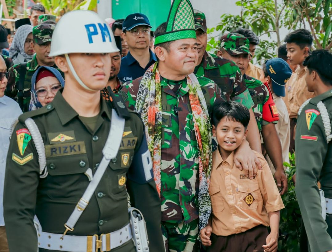 Plt Bupati Gresik Aminatun Habibah mendampingi kunjungan kerja Kepala Staf Angkatan Darat (Kasad) Jenderal TNI Maruli Simanjuntak, saat peluncuran program pipanisasi TNI AD Manunggal Air di Desa Klumpanggubuk Kecamatan Tambak, Bawean, Jum'at (1/11/2024).
