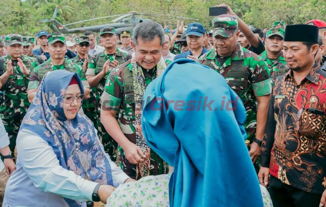 Plt Bupati Gresik Aminatun Habibah mendampingi kunjungan kerja Kepala Staf Angkatan Darat (Kasad) Jenderal TNI Maruli Simanjuntak, saat peluncuran program pipanisasi TNI AD Manunggal Air di Desa Klumpanggubuk Kecamatan Tambak, Bawean, Jum'at (1/11/2024).