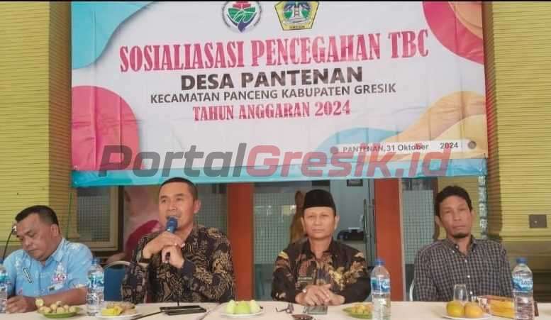 Camat Panceng Mohammad Sampurno beserta perwakilan Dinas Kesehatan yang diwakili tenaga kesehatan puskesmas setempat