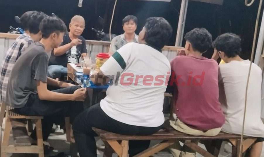 Kegiatan Ngopi bareng bersama Pemerintah Desa Prambangan bersama Karang Taruna, Senin (4/11/2024)