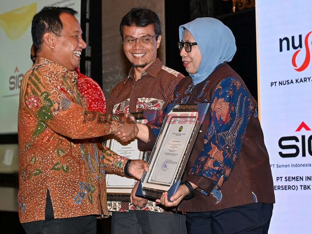 Direktur Operasi SIG, Reni Wulandari (kanan) saat menerima piagam penghargaan Prasetya Ahimsa dari Direktur Jenderal Mineral dan Batubara Kementerian ESDM, Tri Winarno dalam rangkaian kegiatan Pertemuan Direksi Perusahaan Pertambangan Mineral dan Batubara di Trans Luxury Hotel, Bandung, Jawa Barat, pada Jumat (25/10/2024).