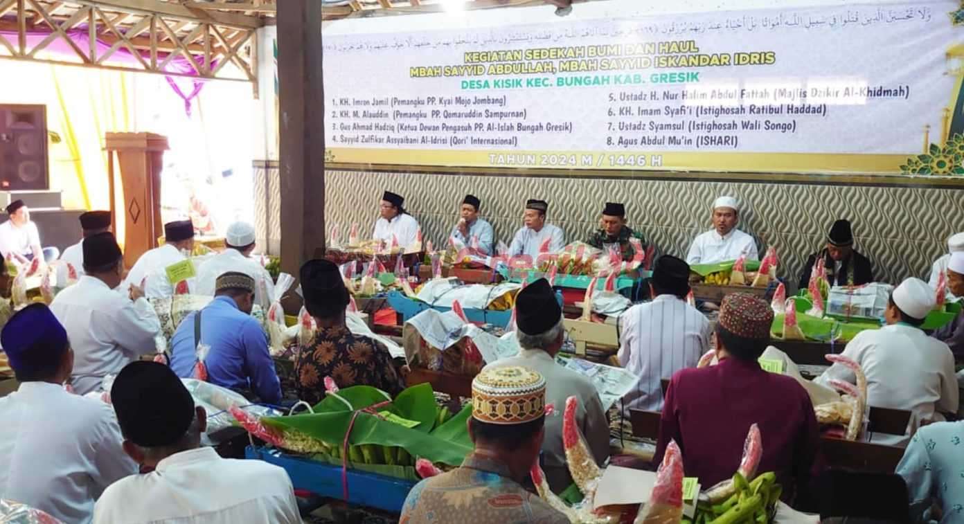 Pemerintah Desa (Pemdes) Kisik, Kecamatan Bungah, Kabupaten Gresik gelar haul dan sedekah bumi, pada Jum'at (01/11/2024)