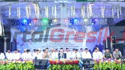 Bersholawat bareng Guz Azmi Askandar di Dusun Asemmanis, Desa Ngawen, Kecamatan Sidayu, Kabupaten Gresik, Senin (5/11/2024