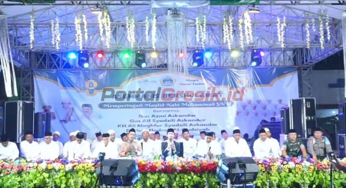 Bersholawat bareng Guz Azmi Askandar di Dusun Asemmanis, Desa Ngawen, Kecamatan Sidayu, Kabupaten Gresik, Senin (5/11/2024