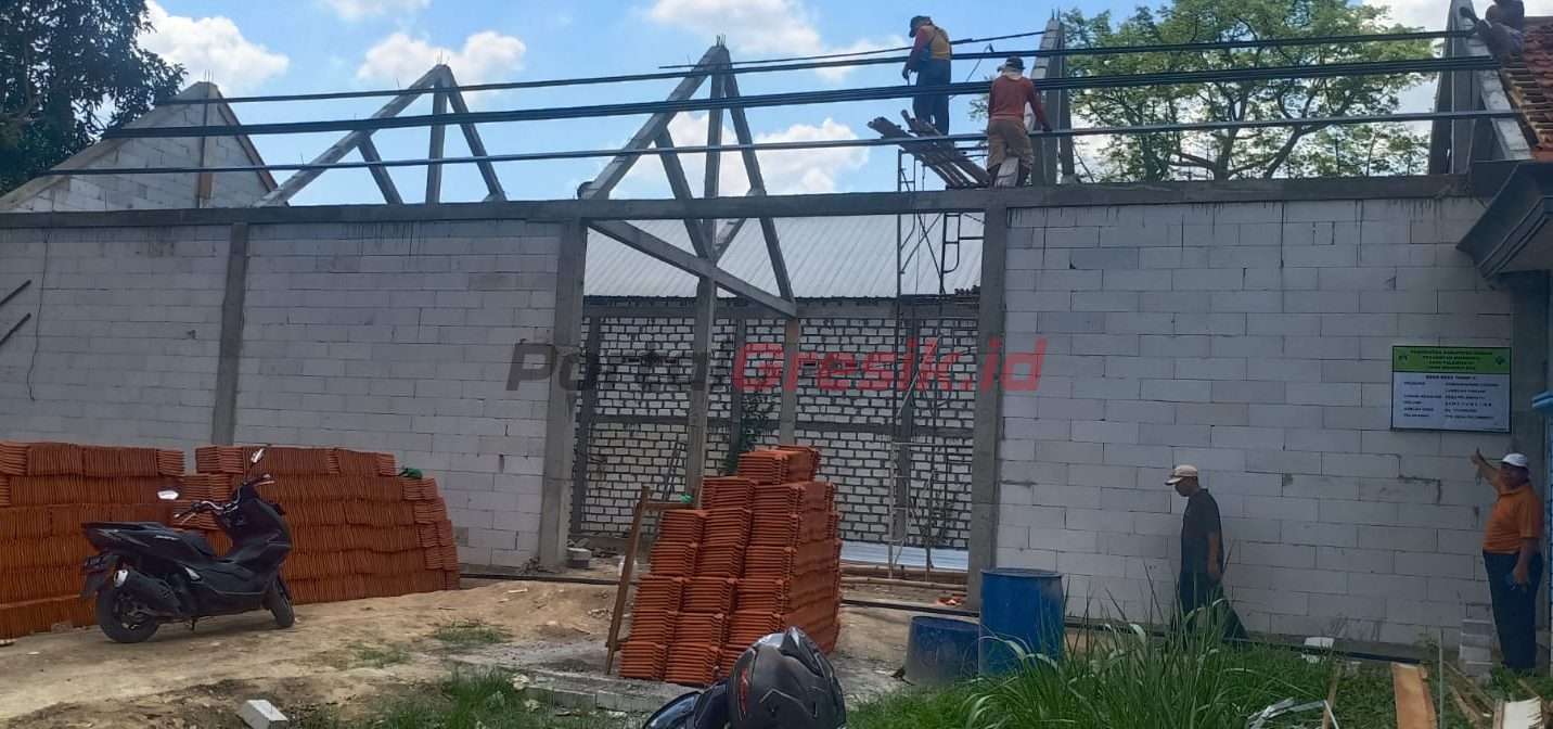 Kades Pelemwatu Sukayin (kanan) saat melihat progres bangunan gedung lumbung pangan