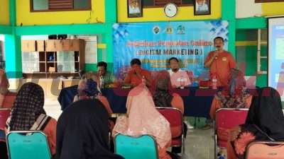 Pelatihan penjualan online digital marketing untuk UMKN di pendopo balai Desa Sedagaran Kecamatan Sidayu