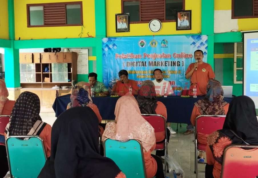 Pelatihan penjualan online digital marketing untuk UMKN di pendopo balai Desa Sedagaran Kecamatan Sidayu