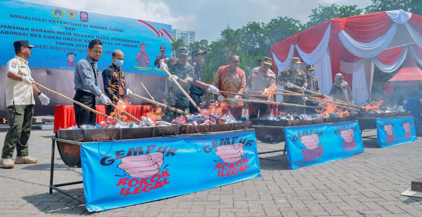 Achmad Washil Miftahul Rachman, di halaman Kantor Bupati Gresik, Kamis, (7/11/2024).