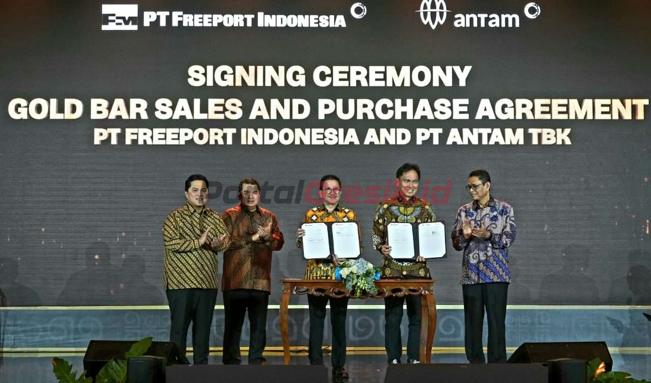 Presiden Direktur PT Freeport Indonesia Tony Wenas (tengah) dan Direktur Utama PT Aneka Tambang Tbk (ANTAM) Nico Canter (kedua kanan) menunjukan dokumen perjanjian yang telah ditanda tangani, disaksikan langsung oleh Menteri Badan Usaha Milik Negara (BUMN) Erick Thohir (kiri) dan Wakil Menteri Energi dan Sumber Daya Mineral (ESDM) Yuliot Tanjung (kanan) dan Direktur Utama MIND ID Hendi Prio Santoso (kedua kiri) di Jakarta, Kamis (7/11)