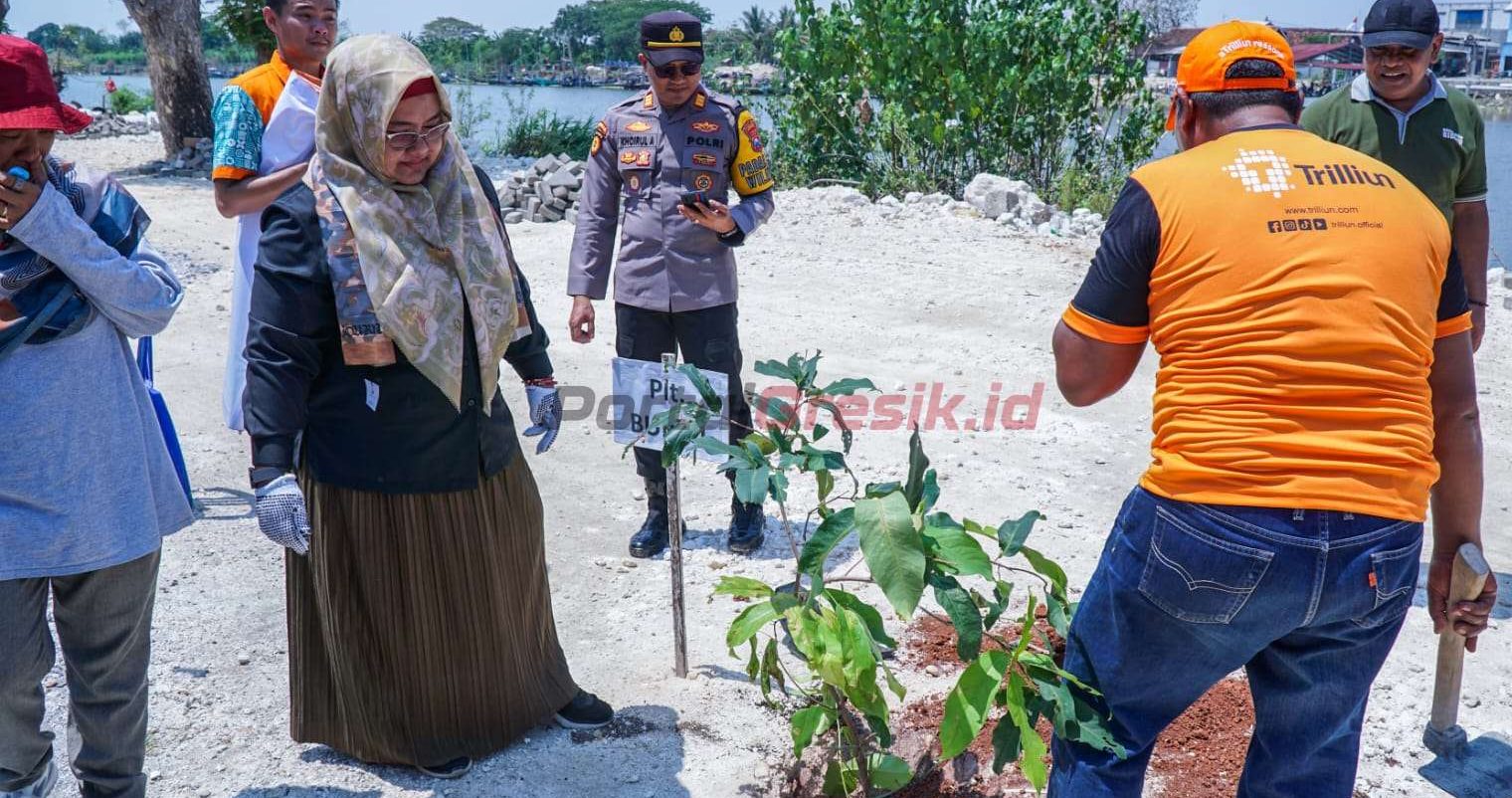 Bupati Gresik Aminatun Habibah saat serah terima Corporate Social Responsibility (CSR) Biopori oleh PT Matahari Putra Makmur.