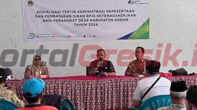 Camat Bungah Izzul Muttaqin (dua dari kanan) saat sasialisasi program BPJS Ketenagakerjaan untuk perangkat Desa Sukowati.