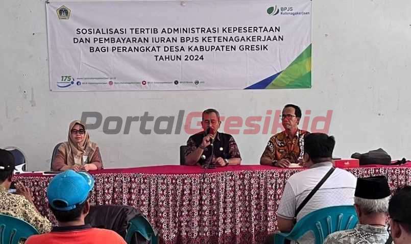 Camat Bungah Izzul Muttaqin (dua dari kanan) saat sasialisasi program BPJS Ketenagakerjaan untuk perangkat Desa Sukowati.