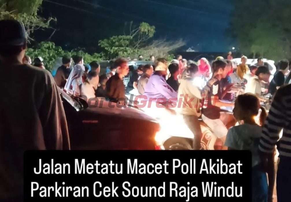 Kemacetan panjang terjadi di perempatan Jalan Desa Metatu, Kecamatan Benjeng, Kabupaten Gresik, Jumat (8/11/2024)