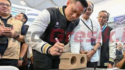Menteri Koordinator Bidang Infrastruktur dan Pembangunan Kewilayahan, Agus Harimurti Yudhoyono membubuhkan tanda tangan pada produk Precise Interlock Brick SIG di stan pameran SIG dalam acara Konstruksi Indonesia 2024 di ICE BSD City, Tangerang, Banten, pada Rabu (6/11/2024).